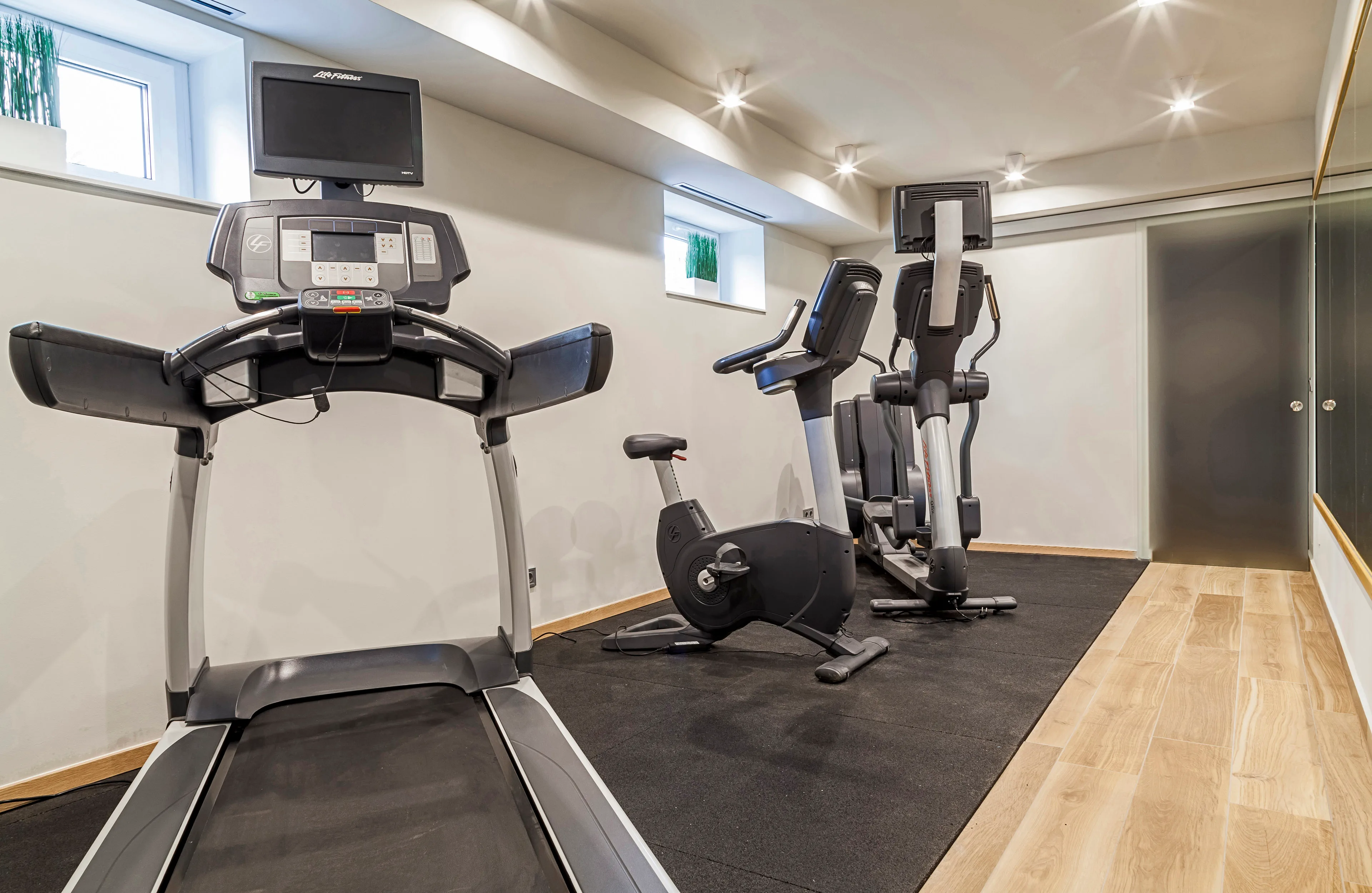 A fitnessrészleg kardiógépei és tükörfala